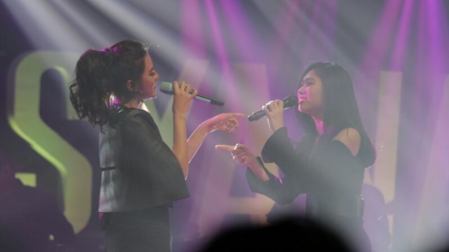 Raisa dan Isyana tampil memukau. (Foto: Cornelius Bintang/kumparan)