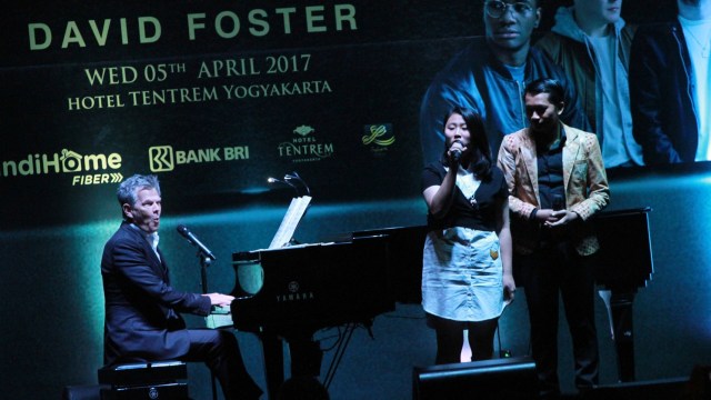 David Foster bersama para tamu hotel (Foto: Munady)