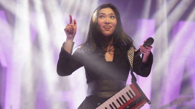 Isyana Sarasvati bernyanyi di showcase