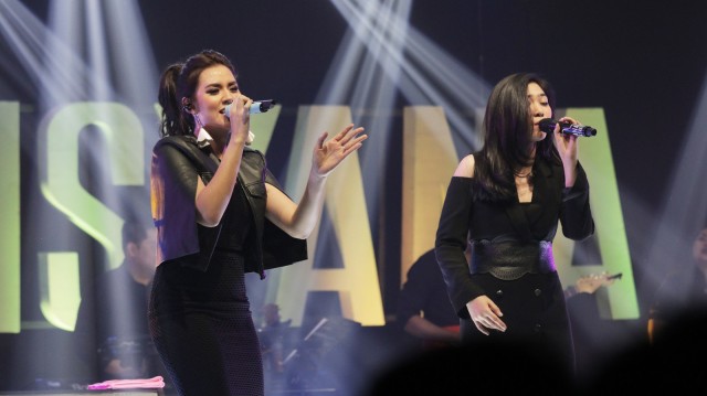 Raisa dan Isyana berduet bersama (Foto: Cornelius Bintang/kumparan)