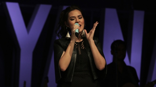 Raisa Andriana bernyanyi di showcase (Foto: Cornelius Bintang/kumparan)