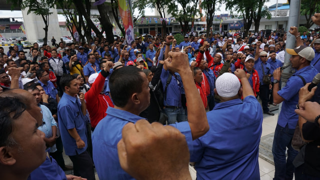 Aksi unjuk rasa di kawasan JICT. (Foto: Aditia Noviansyah/kumparan)