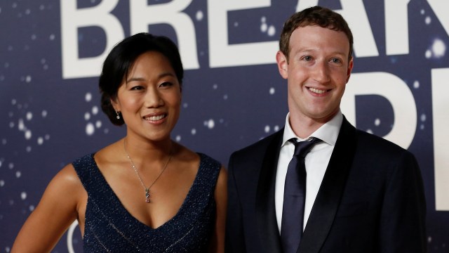 Mark Zuckerberg bersama istrinya. (Foto: Stephen Lam/Reuters)