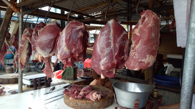 Penjual daging sapi lokal di pasar (Foto: Ela Nurlaela/kumparan)