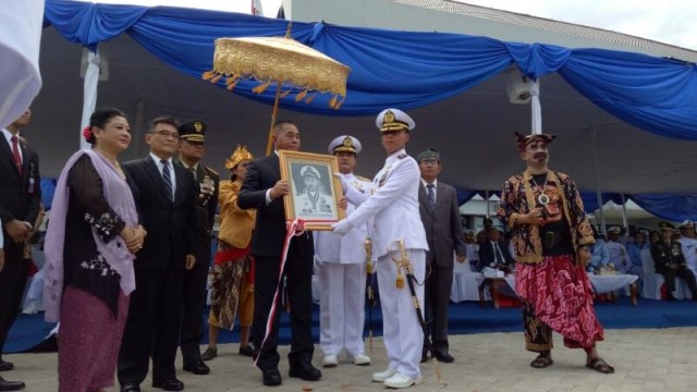 Penyerahan foto RE Martadinata oleh Menhan. (Foto: Jihad Akbar/kumparan)