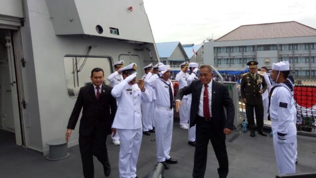 Menhan tinjau kapal bersama Panglima TNI. (Foto: Jihad Akbar/kumparan)