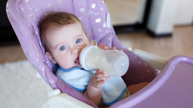 Siapkan susu formula untuk bayi (Foto: Thinkstock)