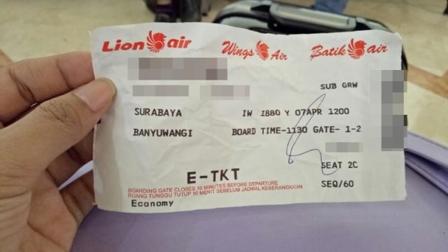 Tiket penerbangan Wings Air Surabaya-Banyuwangi (Foto: Deanda Dewindaru/kumparan)