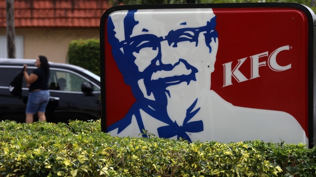 Ilustrasi layanan drive thru KFC Foto: Carlo Allegri/Reuters