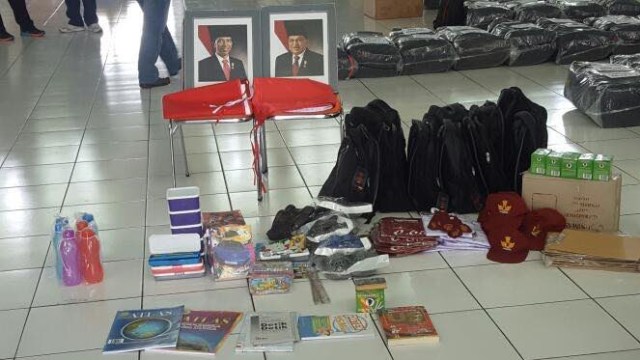 Peralatan sekolah dari Presiden Jokowi. (Foto: Dok. Sespri Presiden)