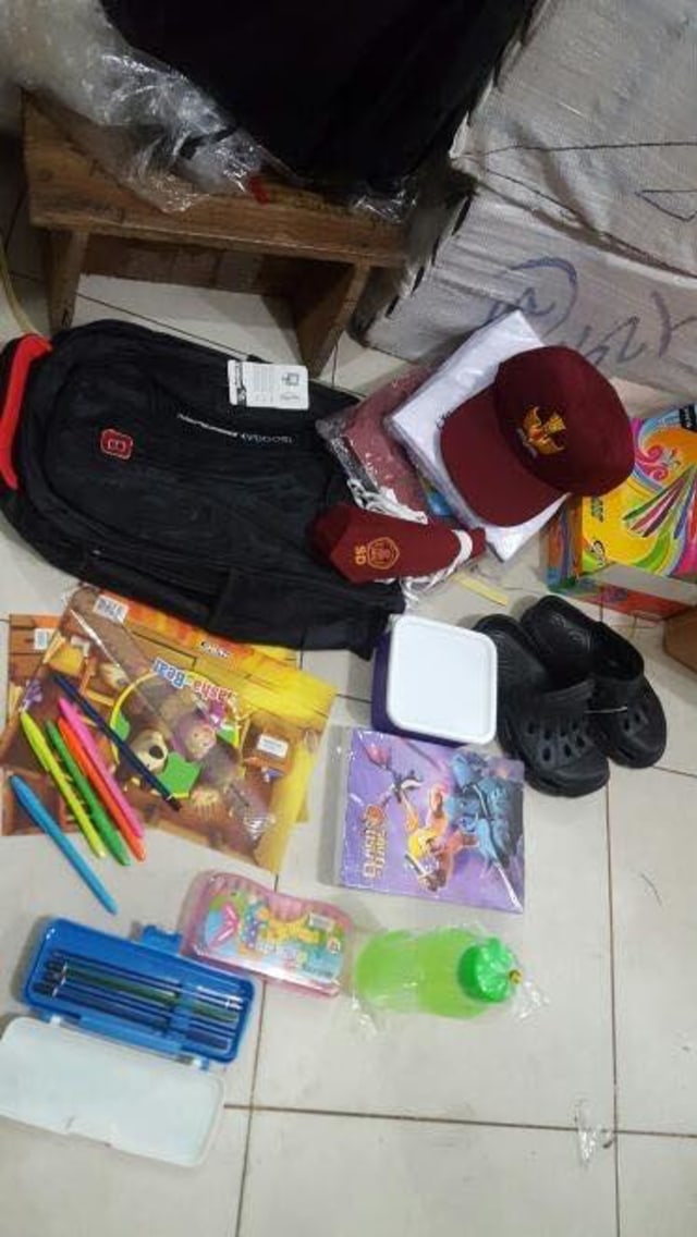 Paket alat sekolah untuk anak Entikong. (Foto: Dok. Sespri Presiden)