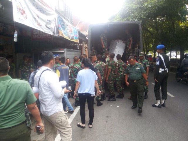 Para TNI akan mengantar paket alat sekolah. (Foto: Dok. Sespri Presiden)