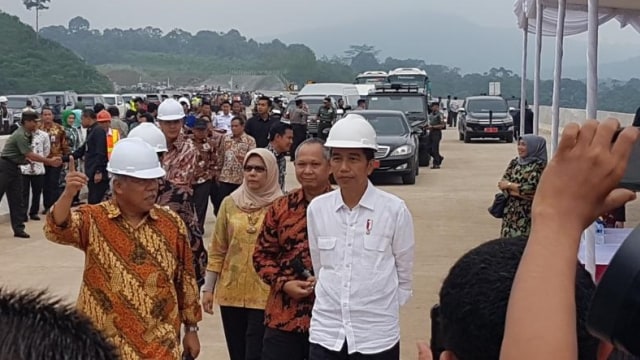 Jokowi tinjau jalan tol Semarang-Solo. (Foto: Dok. Jasa Marga)