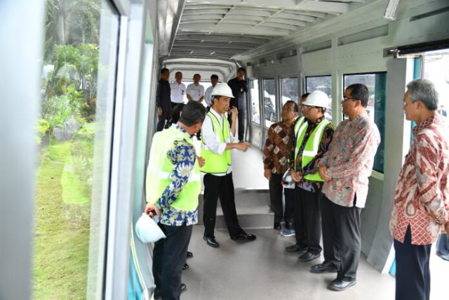 Jokowi resmikan pembuatan KA bandara di Solo. (Foto: Dok: Biro Pers, Media, dan Informasi Sekretariat Presiden)