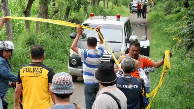 Ambulance yang mengangkut jenazah teroris (Foto: M Risyal Hidayat/Antara)