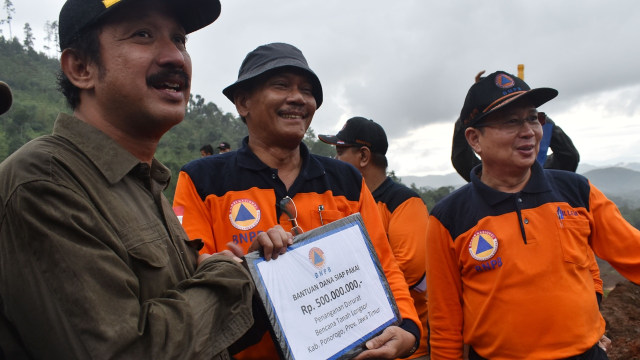 BNPB memberikan bantuan korban longsor Ponorogo (Foto: Siswowidodo/Antara)