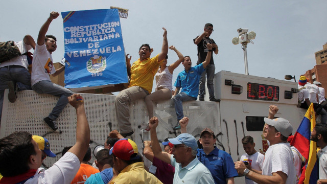 Demo di Venezuela (Foto: REUTERS/Carlos Garcia Rawlins)