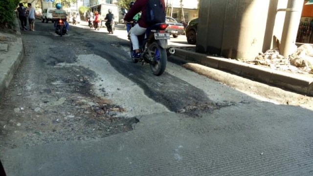 Jalan Di Dekat Pasar Taman Puring Ini Rusak Parah Kumparancom