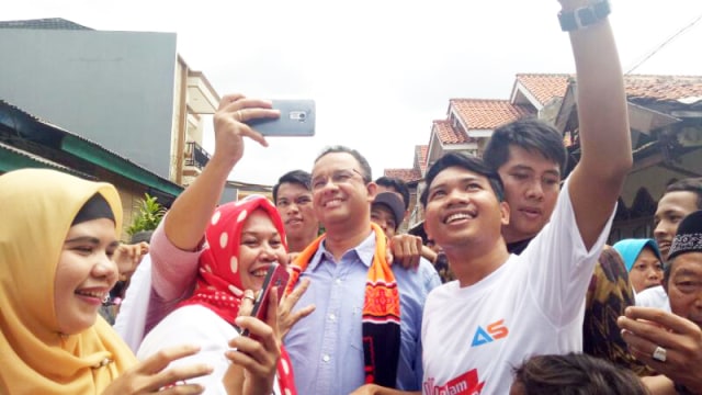 Anies bakti sosial dengan warga Cengkareng Barat. (Foto: Marcia Audita/kumparan)