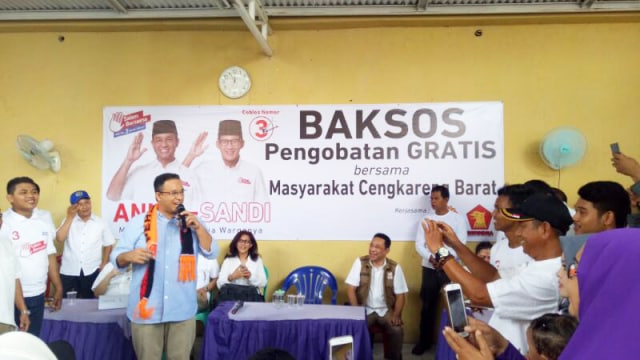 Anies bakti sosial dengan warga Cengkareng Barat. (Foto: Marcia Audita/kumparan)