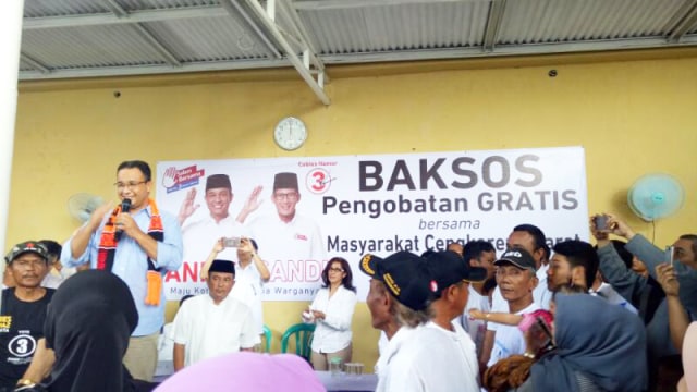 Anies bakti sosial dengan warga Cengkareng Barat. (Foto: Marcia Audita/kumparan)