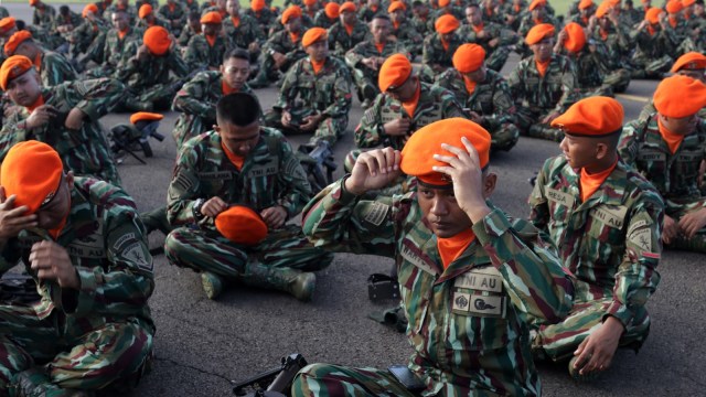 Sejumlah anggota TNI AU bersiap sebelum beraksi  (Foto: Fanny Kusumawardhani/kumparan)