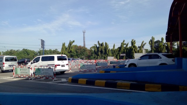 Arus lalu lintas di Gerbang Tol Karang Tengah. (Foto: Novan Nurul Alam/kumparan)