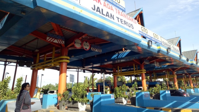 Arus lalu lintas di Gerbang Tol Karang Tengah. (Foto: Novan Nurul Alam/kumparan)