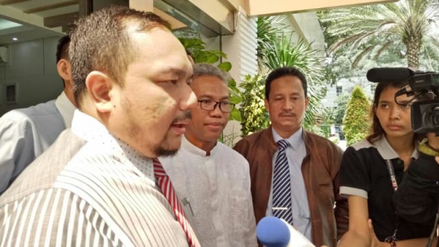 Buni Yani dan kuasa hukumnya, Aldwin Rahardian (Foto: David Pratama/kumparan)