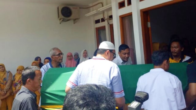 Jenazah Renita tiba di kediamannya. (Foto: D. N. Mustika Sari/kumparan)