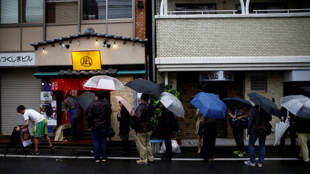 Antrian di depan Restoran 'Ramen Nagi', Tokyo (Foto: REUTERS/Kim Kyung-Hoon)