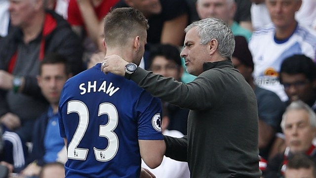Shaw dipuji habis Mourinho. (Foto: Lee Smith/Reuters)