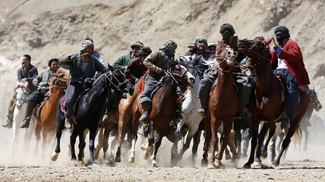 Lomba tarik kambing di Afganistan (Foto: Omar Sobhani/Reuters)