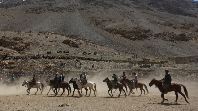 Lomba tarik kambing di Afganistan (Foto: Omar Sobhani/Reuters)