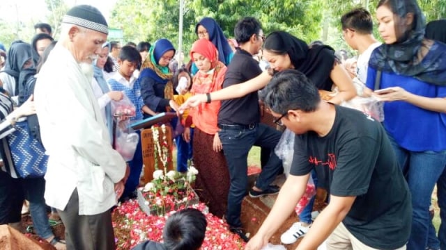 Prosesi tabur bunga di makam Renita. (Foto: D. N. Mustika Sari/kumparan)