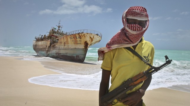 Perompak Somalia di depan kapal sitaan (Foto: AP Photo/Farah Abdi Warsameh)