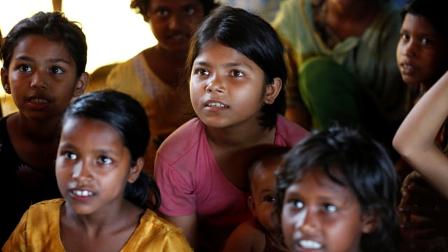 Anak-anak Rohingya serius belajar (Foto: REUTERS/Mohammad Ponir Hossain)