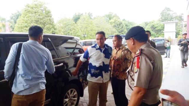 Anies tiba di RS Mitra Keluarga Kelapa Gading. (Foto: Anggi Dwiky Dermawan/kumparan)