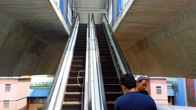 Eskalator di Halte TransJakarta Cipulir. (Foto: Ainul Qalbi/kumparan)