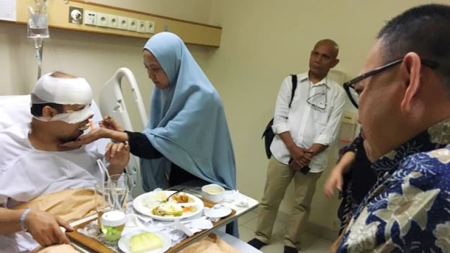 Sudirman Said jenguk Novel Baswedan. (Foto: Dok. Nizar)