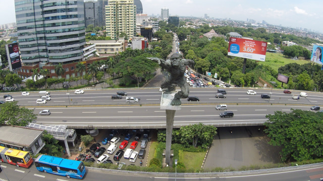 Patung pancoran dari udara (Foto: Aditia Noviansyah/kumparan)