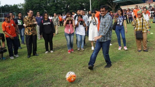 Djarot bermain bola bersama Persija. (Foto: Aditia Noviansyah/kumparan)