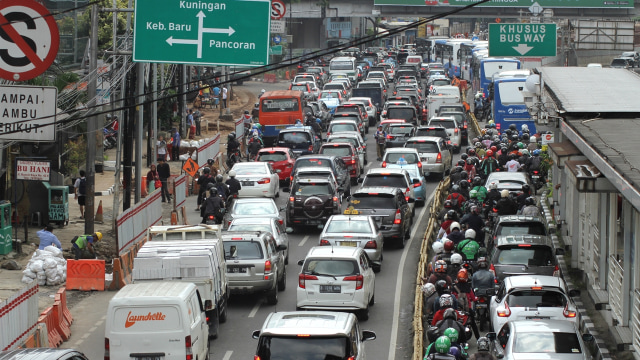 Kemacetan di Jalan Mampang, Jakarta Selatan. (Foto: Antara/Angga Budhiyanto)