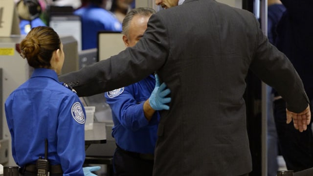 Pat-down screening di bandara. (Foto: Reuters)