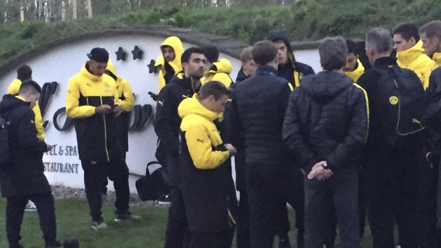 Pemain Borussia Dortmund usai ledakan bom (Foto: Carsten Linhoff/dpa via AP)