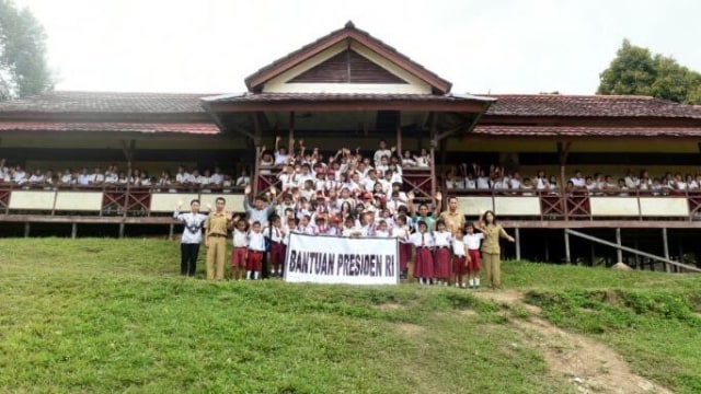 Siswa SD Bengkayang dapat peralatan sekolah (Foto: Twitter/@pramonoanung)