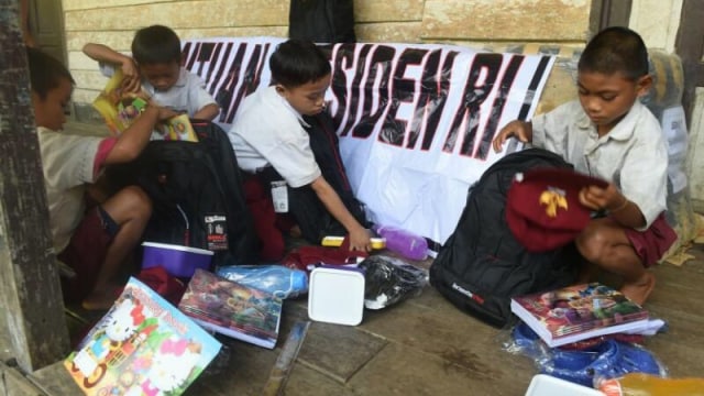 Siswa SD Bengkayang dapat peralatan sekolah (Foto: Twitter/@pramonoanung)