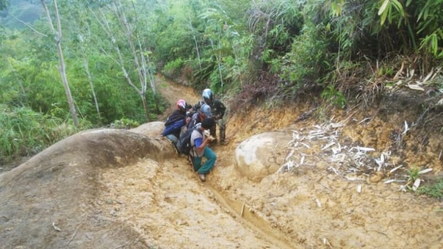 Sebuah motor terjebak lumpur menuju Bengkayang (Foto: Dok. Sespri Presiden)