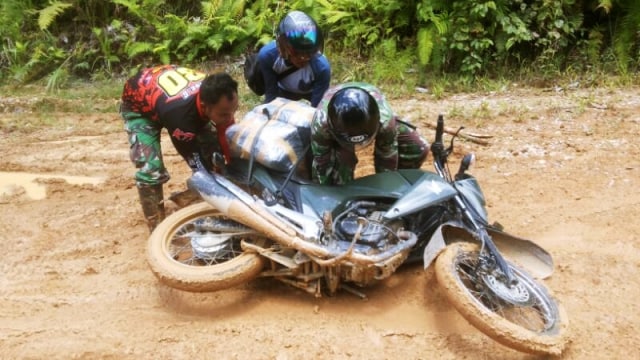 Sebuah motor terjebak lumpur menuju Bengkayang (Foto: Dok. Sespri Presiden)