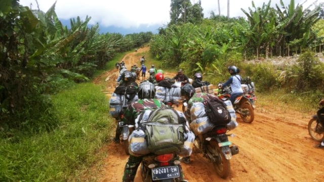 Sejumlah motor membawa bantuan untuk Bengkayang. (Foto: Dok. Sespri Presiden)